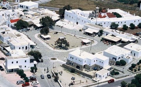 Mykonos Highlights Van Tour with Traditional Greek Meal