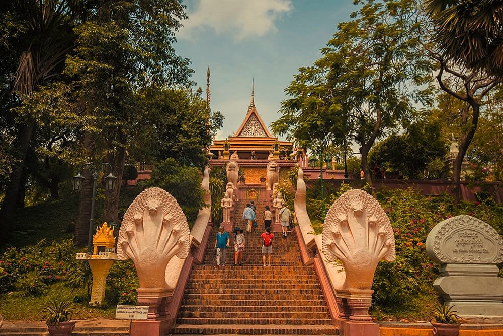 Sihanoukville to Phnom Penh Private Tour: Royal Palace & Genocide Museum