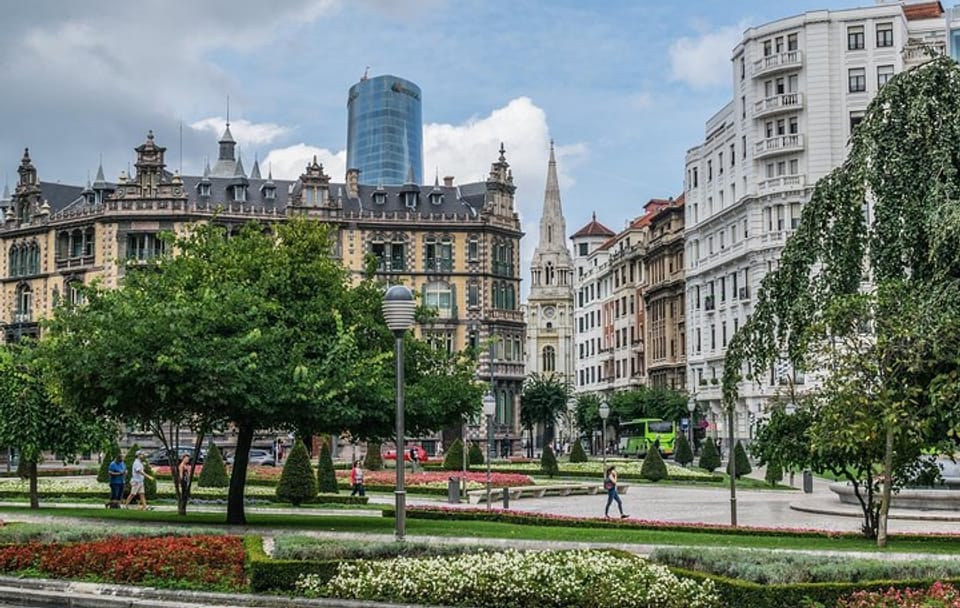 Bilbao Architecture and Culture Tour: Guggenheim and Old Town