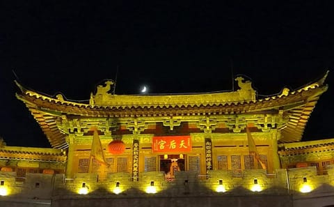 Luoyang Old Town Walking Tour with Lijingmen Visit