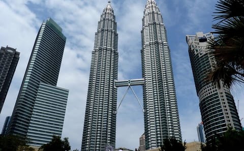Kuala Lumpur Tour: Petronas Twin Towers Observe Deck & Batu Caves