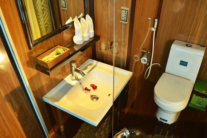 bathroom - garden bay cruise