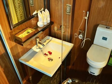 bathroom - garden bay cruise