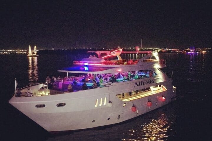 Evening Yacht Dinner & Live Music Cruise in Sharm El Sheikh