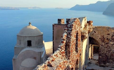 Private Tour of Santorini's Venetian Castles and History