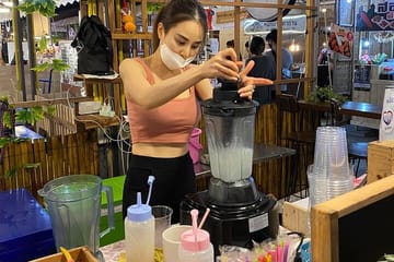 Culinary Walking Tour of Jodd Fairs Train Night Market in Bangkok