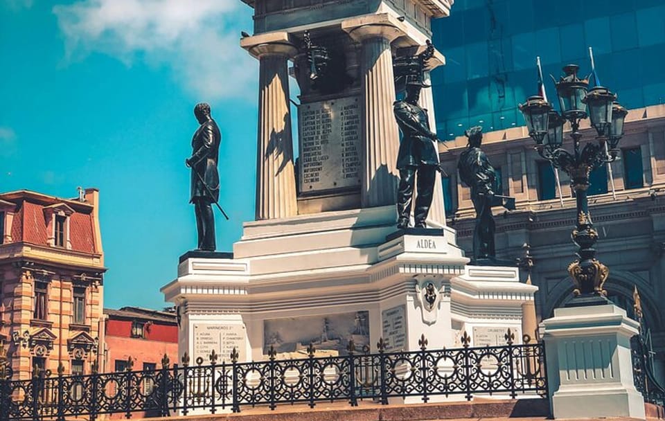 Valparaiso private walking tour of history and art landmarks