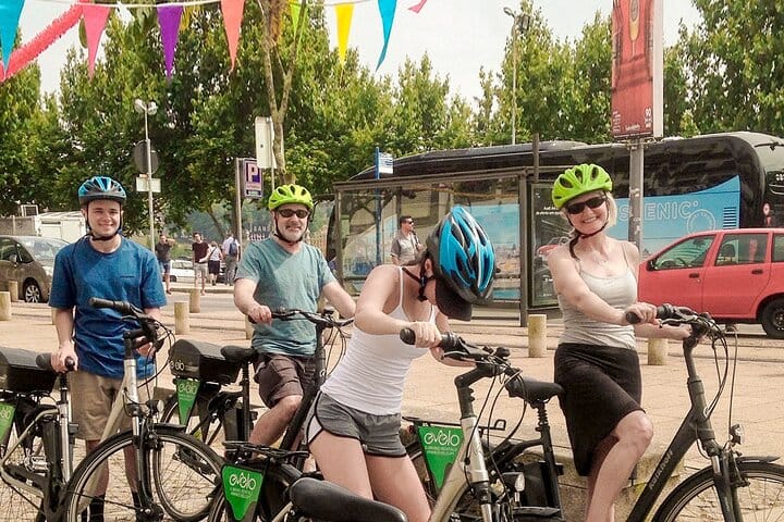 Family with E-Bikes in the start point