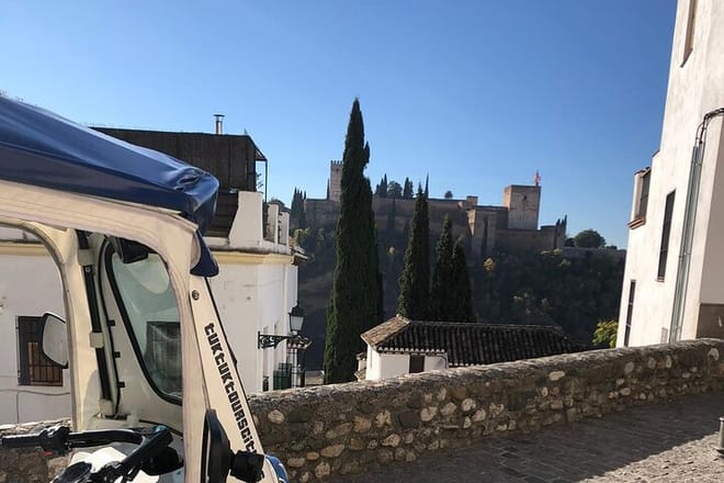 Private Tuk-Tuk Tour of Granada from the 18th to the 21st Century 3