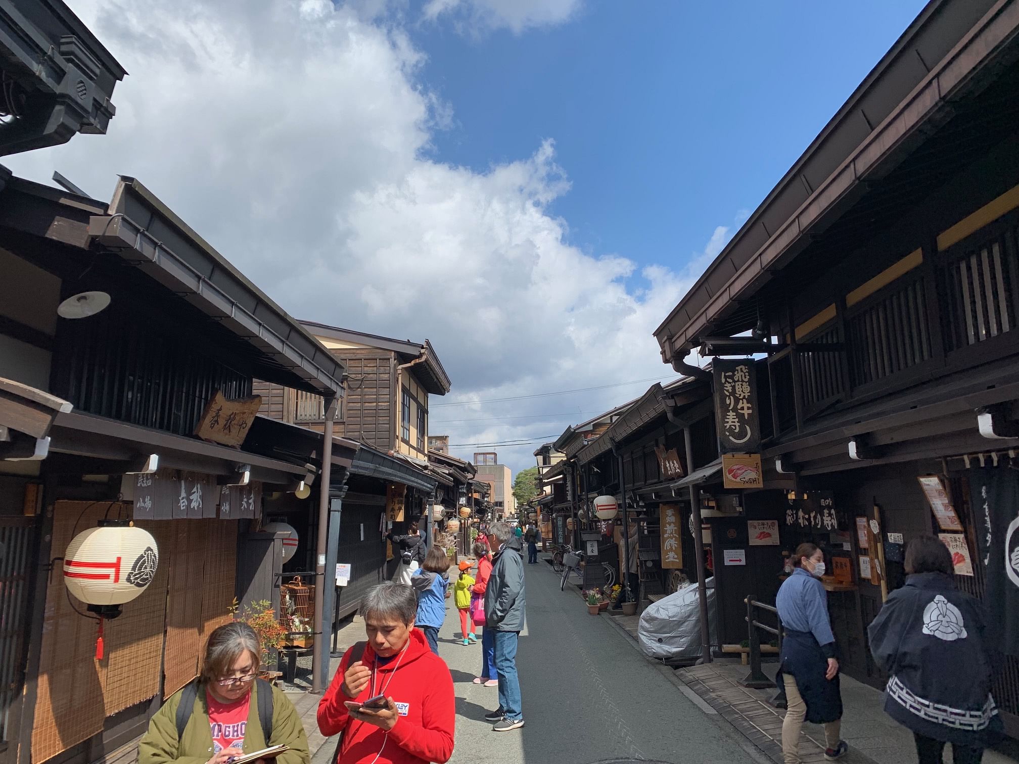 Takayama oldtownship walking tour with local guide. (About 45min)