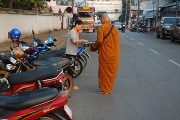 Monks Morning Almsgiving Tour (Food Offering)