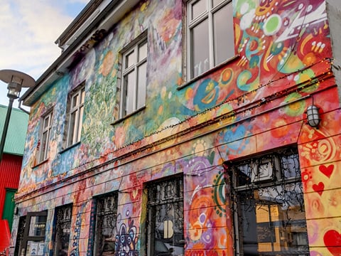 A picture of the painted house walls of Brauð og co in downtown Reykjavik