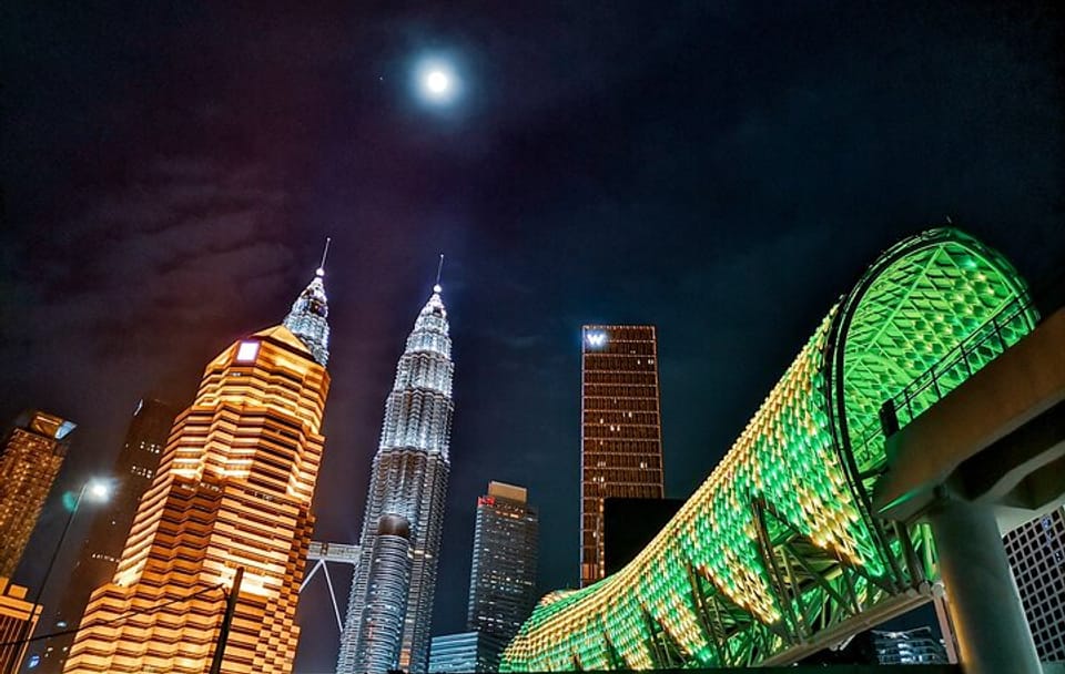 Kuala Lumpur Night Tour With Lake Symphony & Saloma Bridge