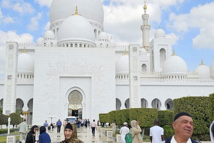 Dubai To Abu-Dhabi Tour:Grand Mosque, Emirates Palace & Corniche