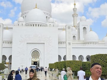 Dubai to Abu Dhabi Tour: Sheikh Zayed Mosque and Emirates Palace