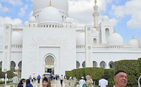 Dubai to Abu Dhabi Tour: Sheikh Zayed Mosque and Emirates Palace