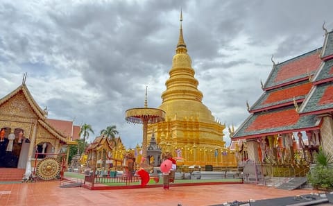 Ancient City of Hariphunchai Top Sights and 6 Mini Food Tour