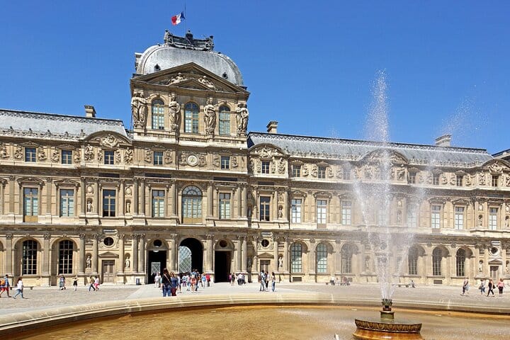 Paris Half-Day Private Vintage Car Tour Louvre and hotel Pick up 9