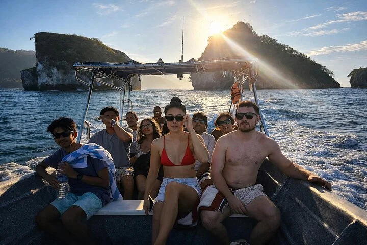 Tour en barco por bioluminiscencia y atardecer en el Santuario de Los Arcos