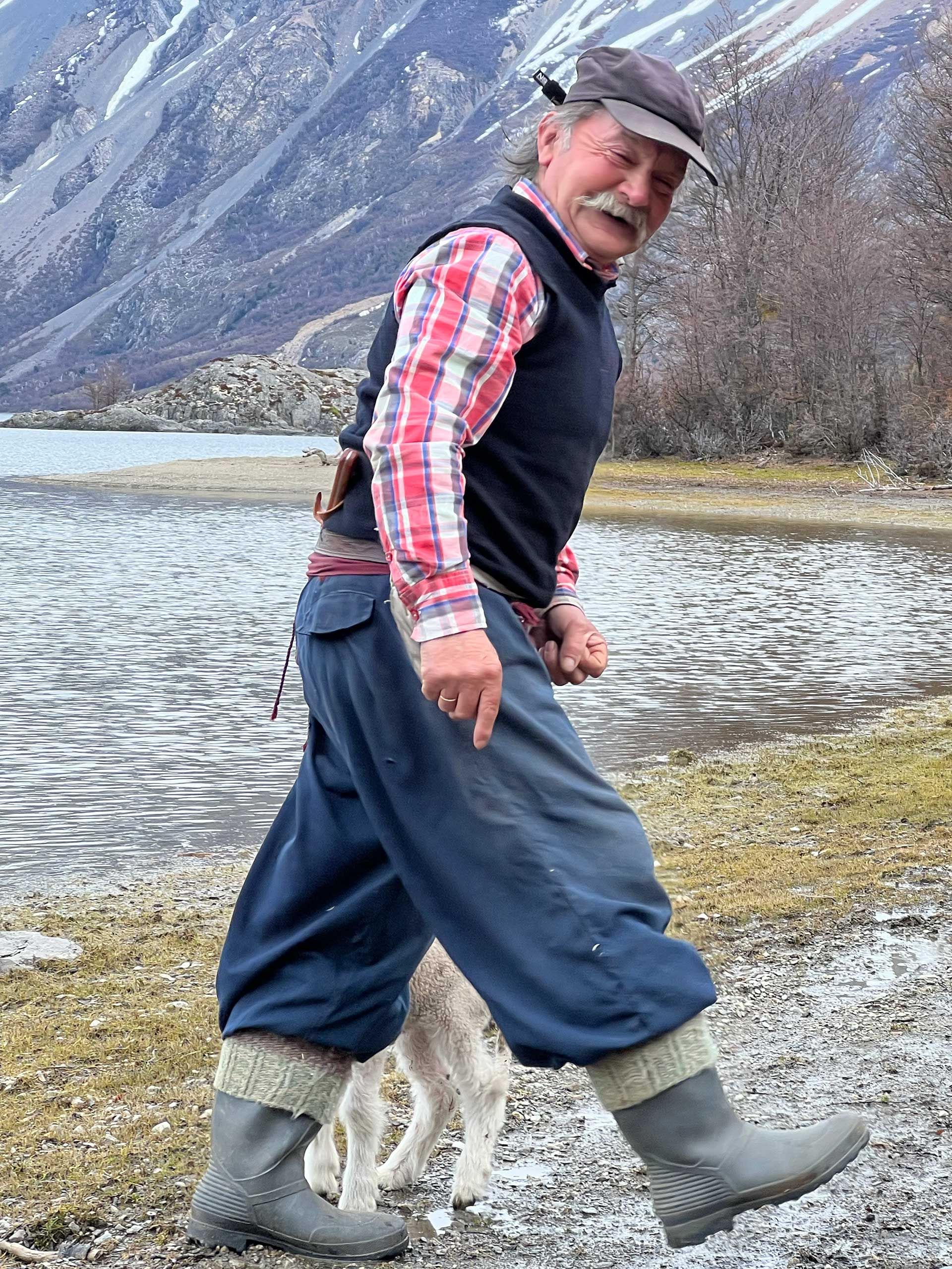 el ratón Pradenas cominando junto a su corderito junto al Lago Christie, Ruta Mayer, Villa O'Higgins
