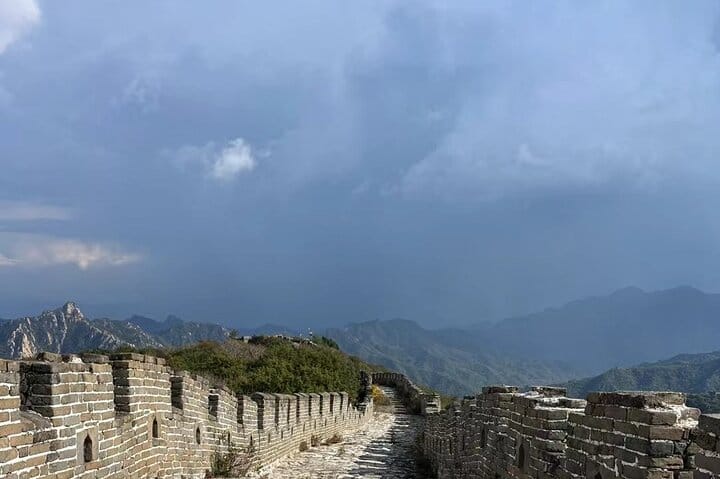 Private Great Wall Hiking tour from Jiankou to Mutianyu section.