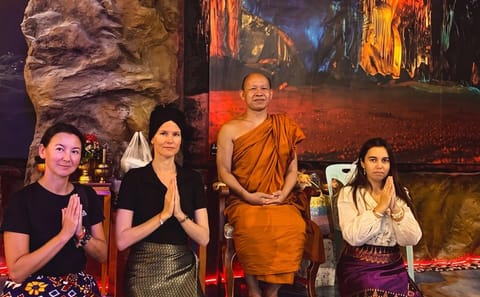 Private VIP Tour Dragon Tower Million Buddhas and Sacred Wonders