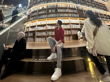 Iconic COEX Starfield Library photo stop