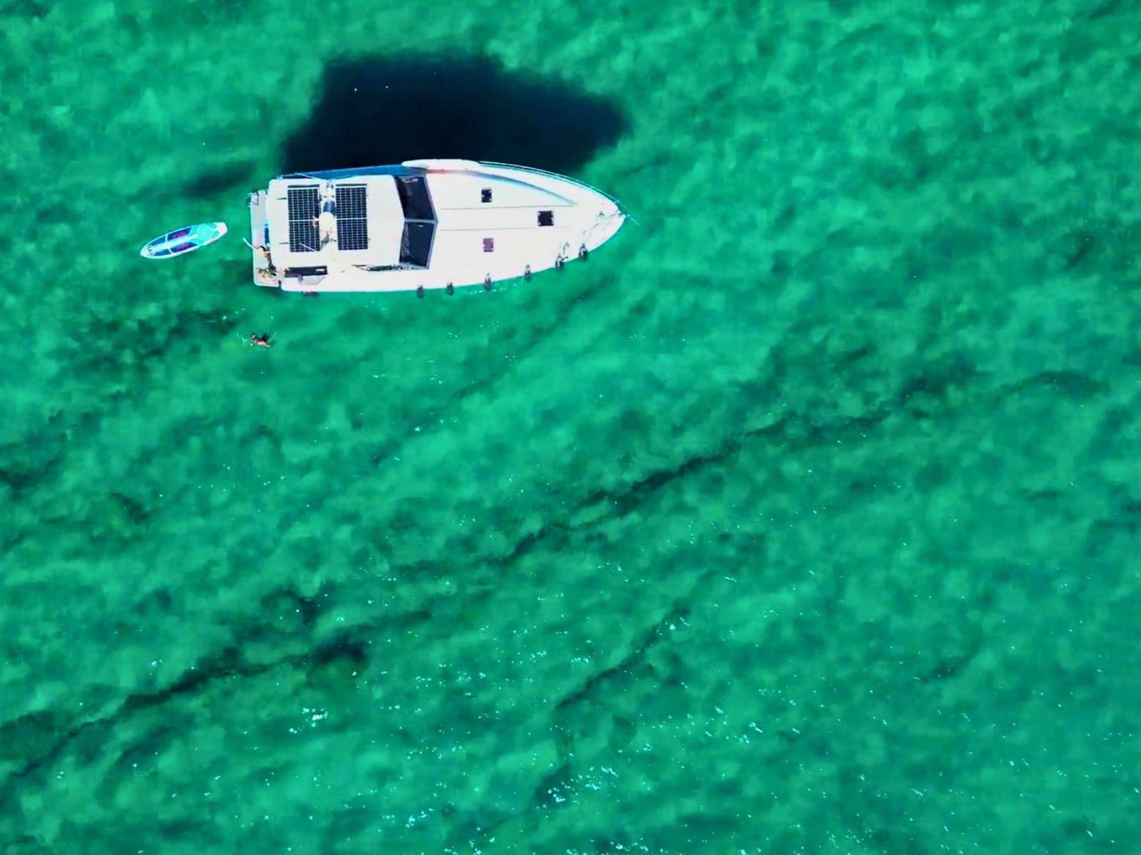 Vista de pájaro o cenital del ARUAL fondeado en las aguas turquesas del Islote de Lobos.