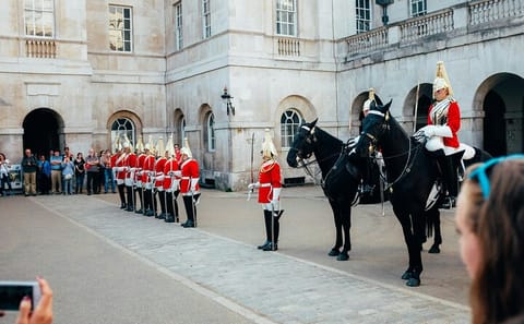 Guided London Tour with Changing of the Guard Ceremony