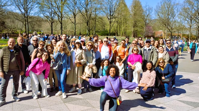 Visit the Kuekenhof gardens and its tulip fields with a car and private guide picked up at your hotel 6