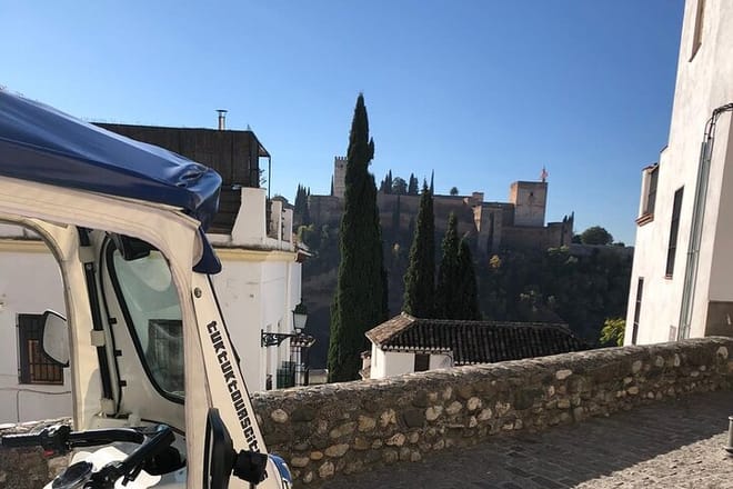 Private Tour in Tuk-Tuk through La Granada de los Reyes Católicos 5