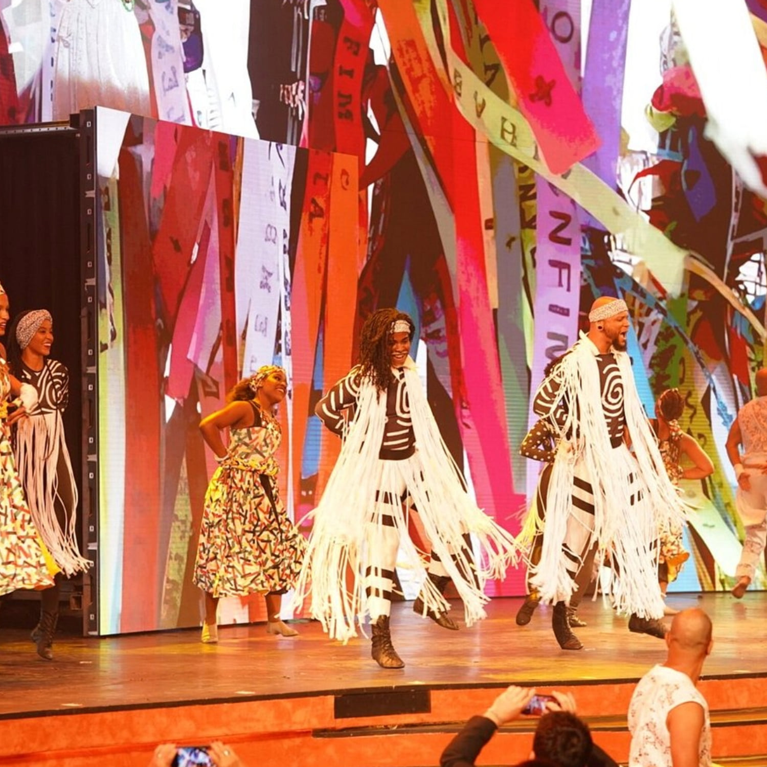 Gourmet dinner and cultural show at ROXY with transportation from Rio