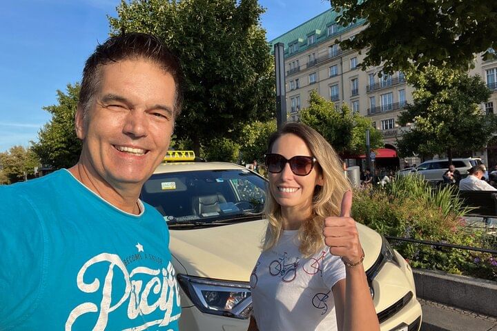 Welcome or Farewell Sightseeing Taxi Tour Berlin City with Transfer from or to the Airport about 2-4 h
