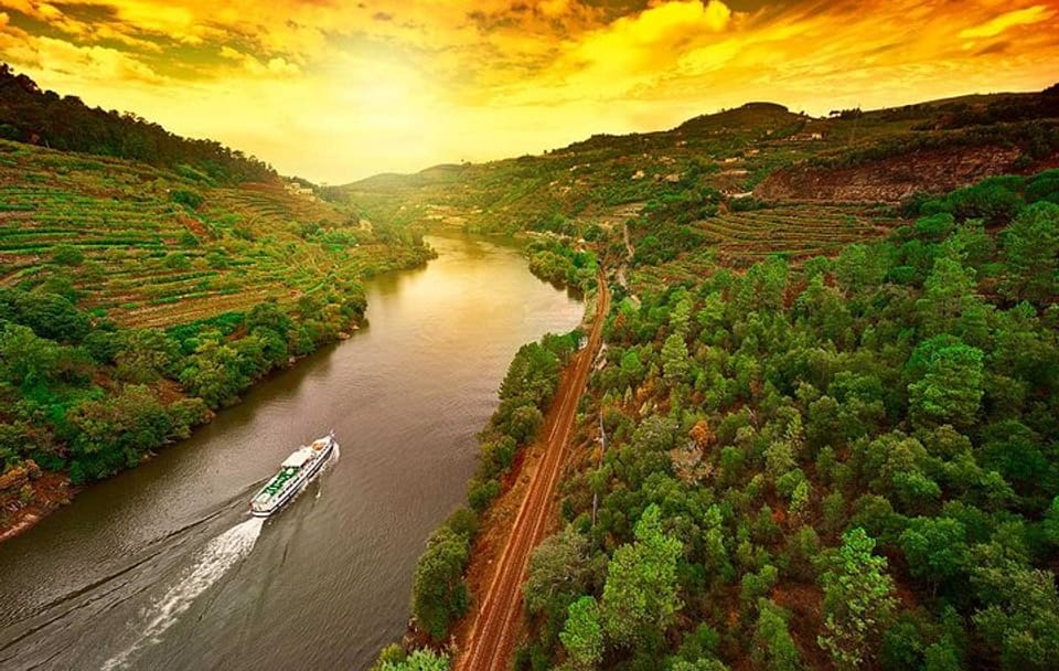 Day Cruise from Porto to Pinhão with Breakfast and Lunch