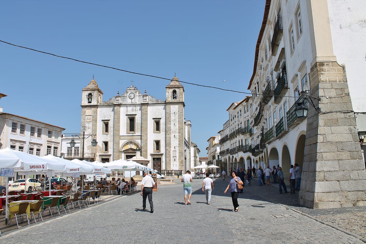 Giraldo Square in Évora