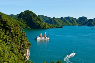 Halong Bay Luxury 2-Day Cruise with Kayaking and Island Visit