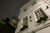 London tour with Questo: enjoy a meal at one of London's most famous restaurants: Coach and Horses.