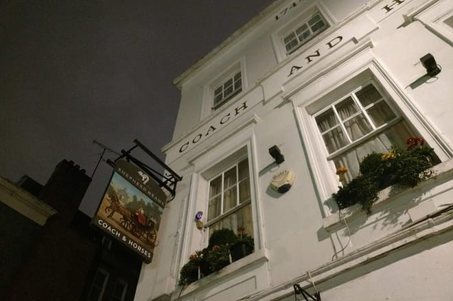 London tour with Questo: enjoy a meal at one of London's most famous restaurants: Coach and Horses.