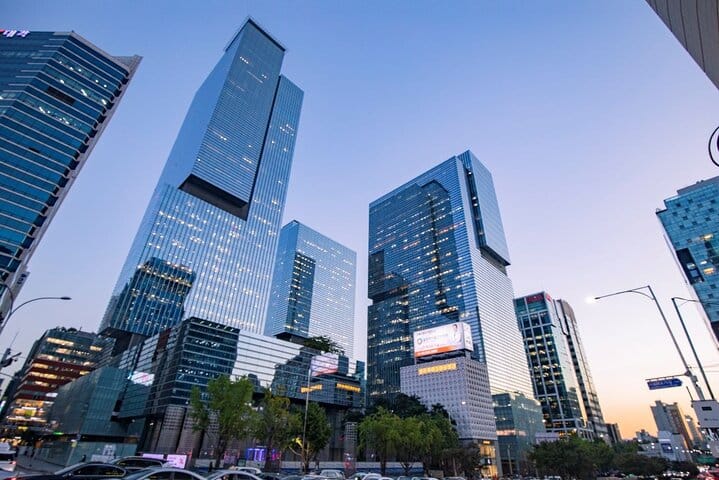 VIP meet‑and‑greet: name board in hotel lobby