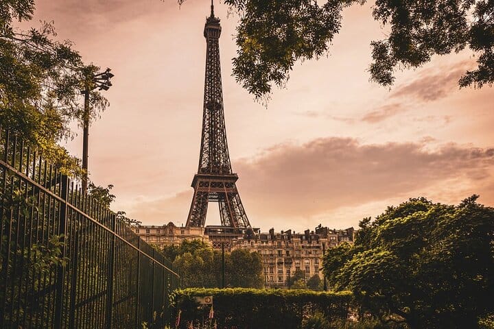CDG Transfer & Paris Tour in Private Vintage Car with Crazy Horse 4