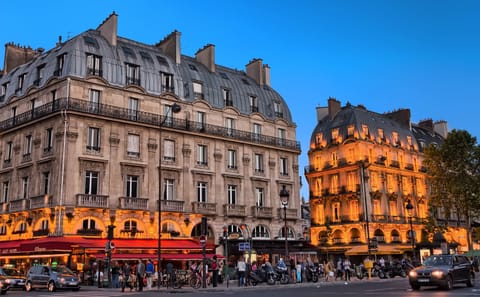 Private Night Tour of Illuminated Paris Landmarks