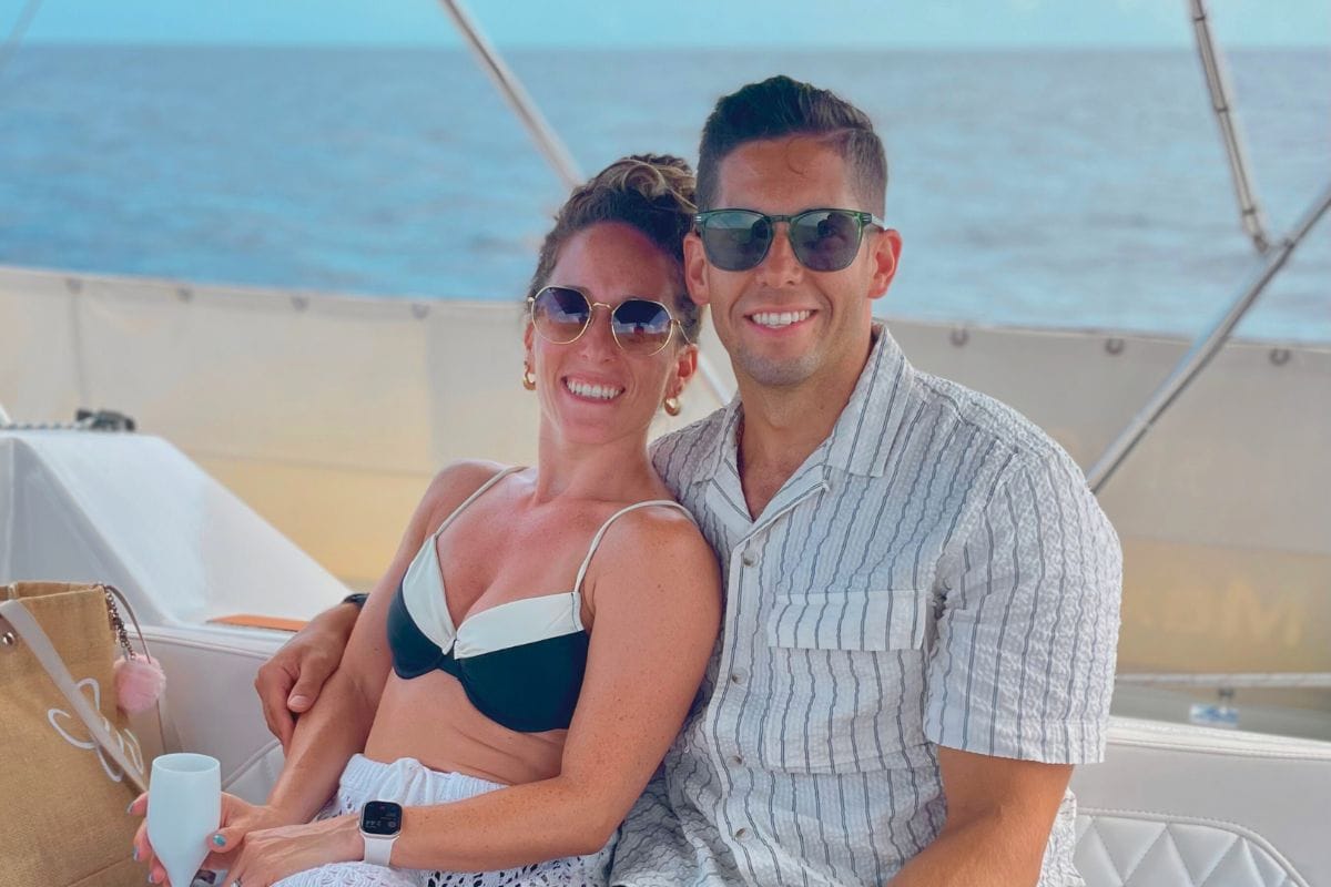 Romantic couple enjoying private cruise in Curacao with Maxie Sailing