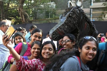 Cultural Tour of Mumbai: Caves, Markets, and Art Experiences