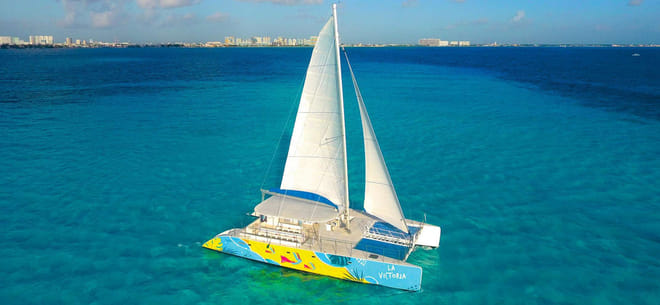 Aventura en catamarán a Isla Mujeres: snorkel, comida y transporte incluidos