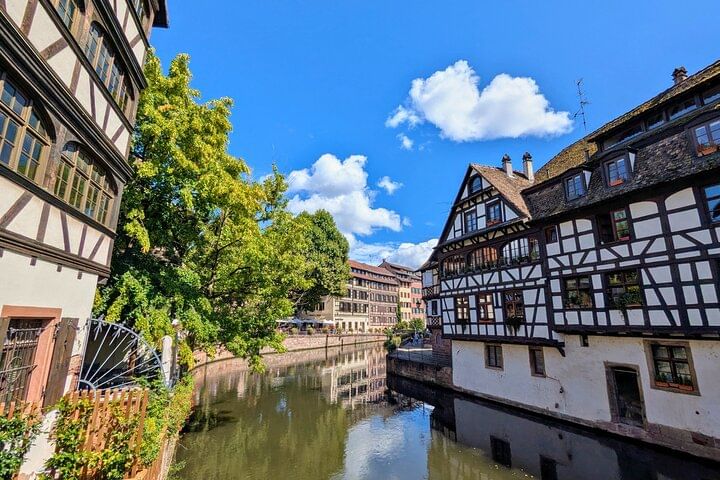 Vue panoramique de la Petite France, ancien quartier des tanneurs et des meuniers, avec ses maisons à colombages.