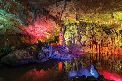 Full-Day Amazing Caves And Footprints of Dinosaurs Private Tour Guide