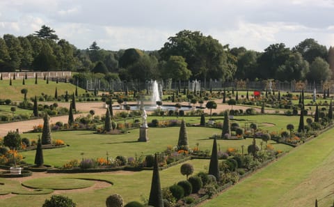 Day Trip to Hampton Court Palace from London by Minivan