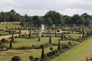 Day Trip to Hampton Court Palace from London by Minivan