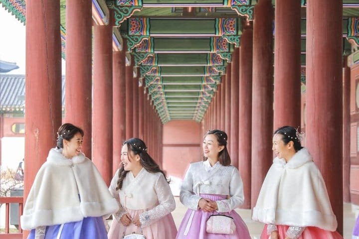Korea hanbok private photoshoot in gyeongbokgung palace (family/group)