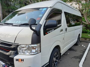 15-Day Mini Bus Rental with Driver in Wathuregama, Sri Lanka